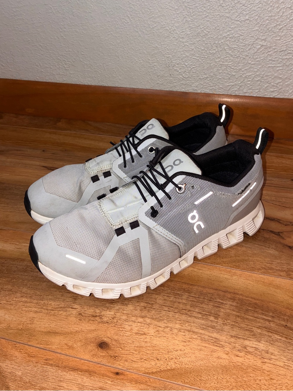 On Cloud 5 Women’s Waterproof Athletic Running Shoe Sneakers, gray- size 8.5